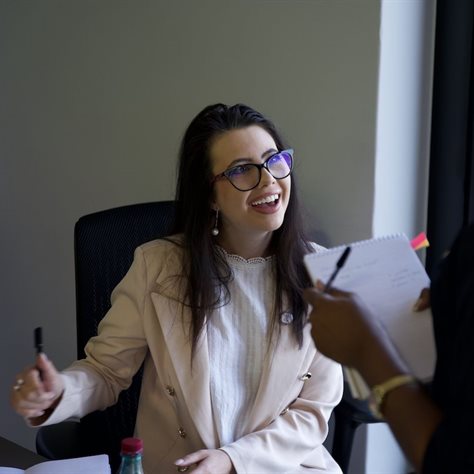 Dr Andrea Campher engaging with student team at the Design Sprint Day