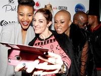 Deezer Queens serving face