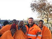 Tow truck drivers use their 67 minutes to distribute blankets