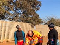 Tow truck drivers use their 67 minutes to distribute blankets