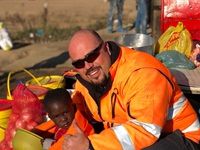 Tow truck drivers use their 67 minutes to distribute blankets